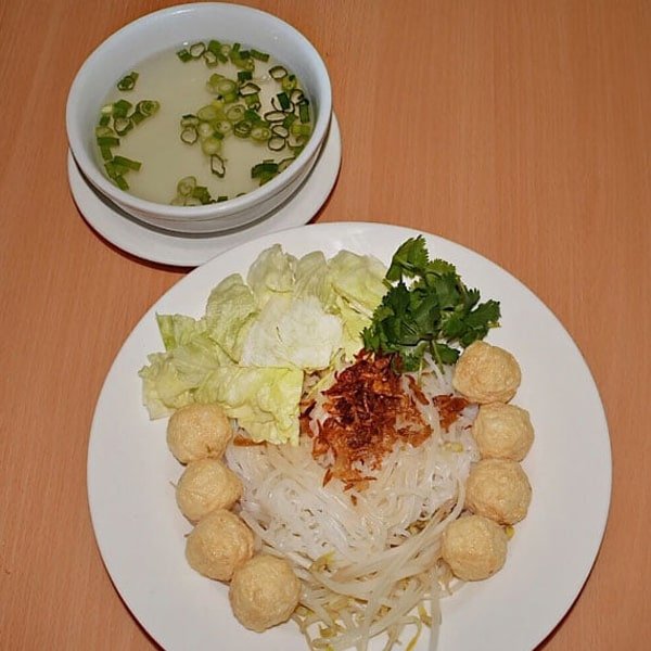 H9. Dried Rice Noodle, Fried Fish Ball w Soup on the Side